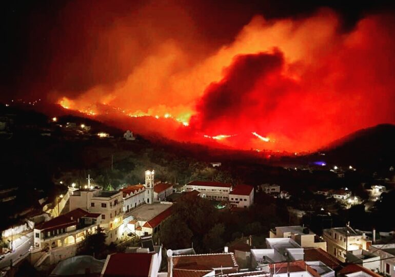 Ενισχύθηκαν οι δυνάμεις στις δασικές πυρκαγιές που εκδηλώθηκαν στην Κάρπαθο