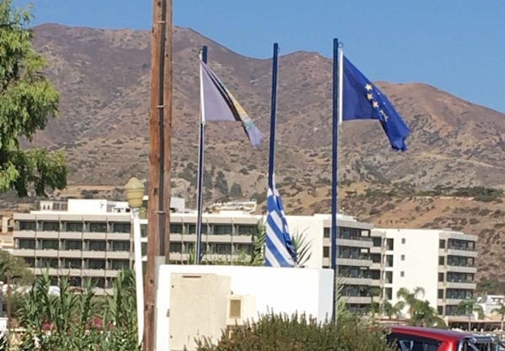 Δήμος Καρπάθου. Μεσίστια η σημαία. Θλίψη για τον Μίκη Θεοδωράκη