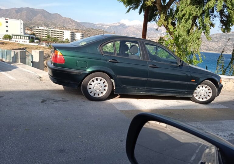 Δήμοτης Καρπάθου: "Ένα παράνομα παρκαρισμένο αυτοκίνητο που προκαλεί"