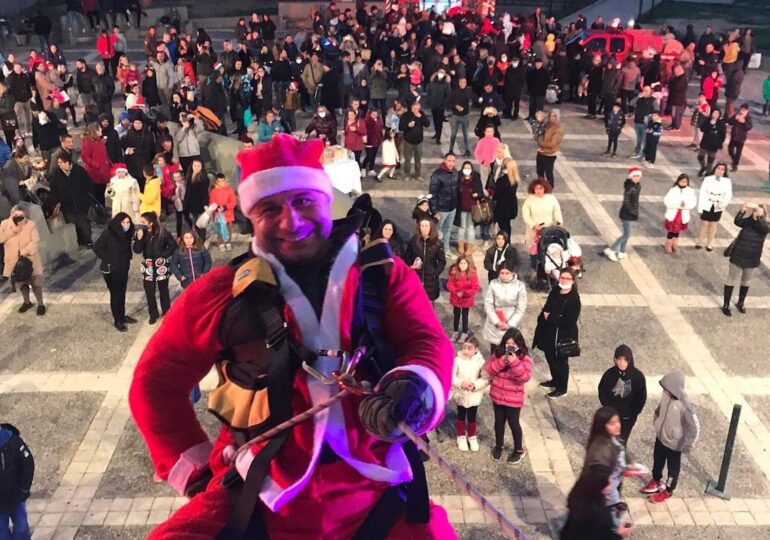 Ο Νικόλας Παραγιός ντυμένος Άγιος Βασίλης, κατέβηκε με ραπέλ το κτήριο του Επαρχείου!