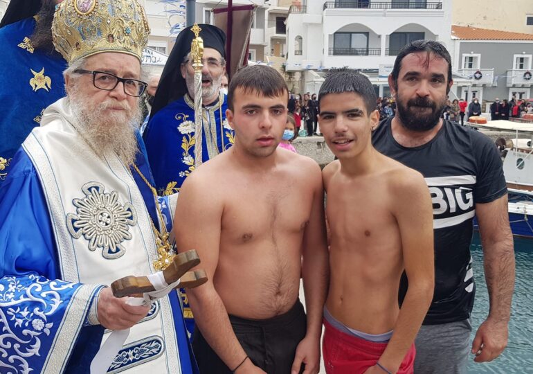 Κάρπαθος- Θεοφάνια 2022: Τον Σταυρό έπιασε ο 18χρονος Μιχάλης Μιχαηλίδης! (ΦΩΤΟ)