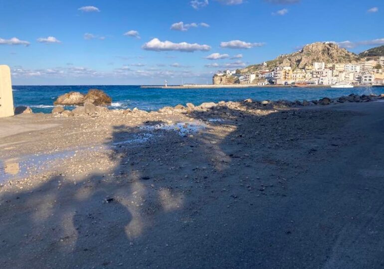 Ο Μιχ. Μανωλάκης γράφει για τον παραλιακό: "Πέρασε ο Δήμαρχος, πέρασαν οι Αντιδήμαρχοι και αδιαφόρησαν"