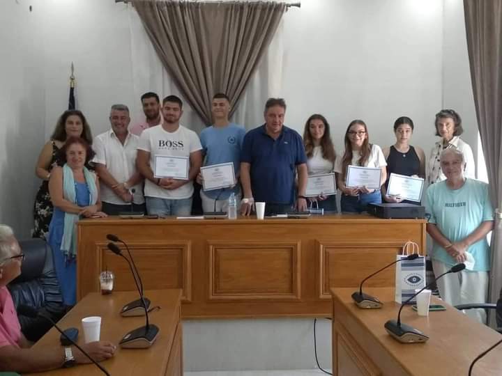 Ο Δήμαρχος της ΗΝ ΚΑΣΟΥ  βράβευσε τους νεοεισαχθέντες στην τριτοβάθμια εκπαίδευση και αποφοίτους του Λυκείου