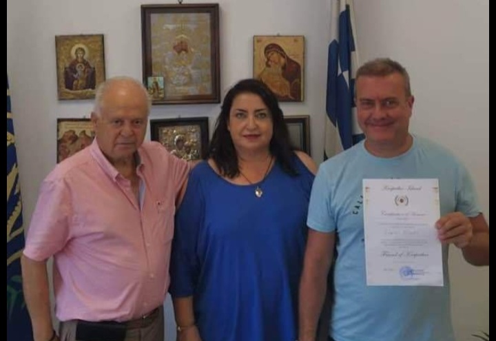 Ο Δήμαρχος Καρπάθου τίμησε επισκέπτη που έρχεται  30 χρόνια στην Κάρπαθο!