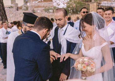 Παραδοσιακός καλοκαιρινός γάμος στην Κάρπαθο με ορτανσίες - Captured by Pahountis Photography