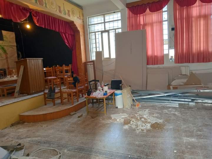 Η ΘΕΑΤΡΙΚΗ ΟΜΑΔΑ Καρπάθου ζητάει την βοήθεια μας για να αποκατασταθεί η αίθουσα στο πρώην Δημοτικό σχολείο Μενετών