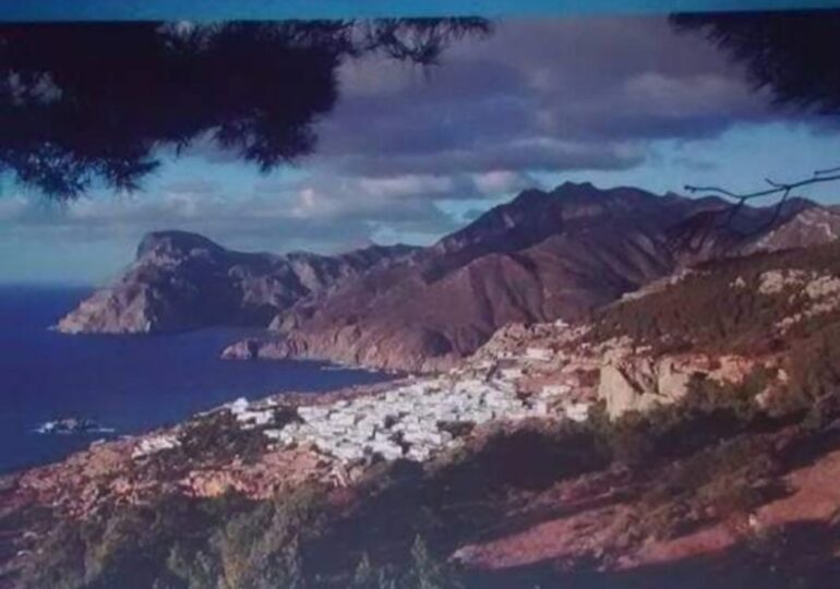 Ο δάσκαλος Ιωάννης Π. Παραγυιός, από το Μεσοχώρι, αποχαιρετά τον Εμμανουήλ Γ. Ορφανό
