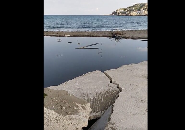 Σπασμένος αγωγός στο λιμανάκι αναδεικνύει το σοβαρό θέμα με το αποχετευτικό δίκτυο στην παραλία στα Πηγάδια