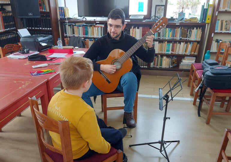 Μαθήματα κλασικής κιθάρας στην Κάσο από την ΚΟΔΕΔΗΚ και τους "Φίλους του Ελληνικού νησιού και της θάλασσας"