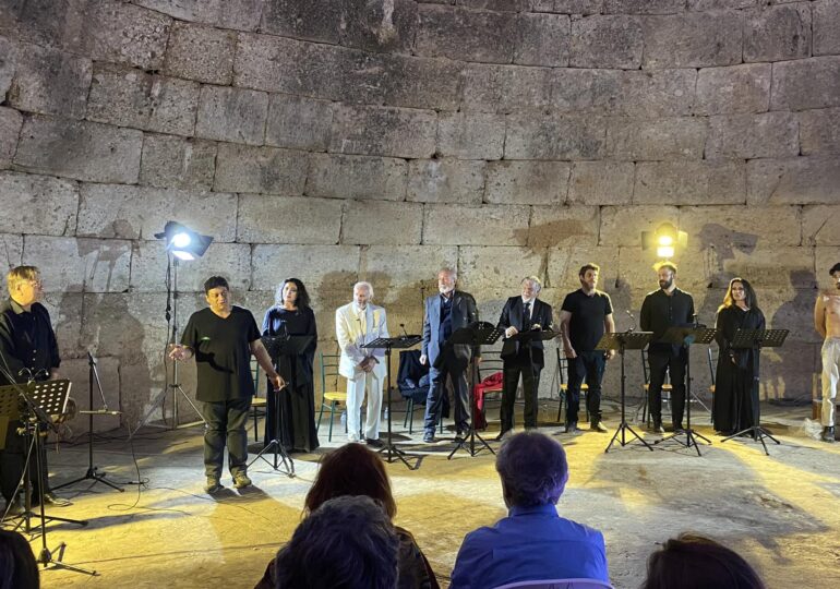 Η παράσταση "Θυέστης" του Σενέκα, σε σκηνοθεσία του Ηλία Μαλανδρή, ανέβηκε για πρώτη φορά στις Αρχαίες Μυκήνες
