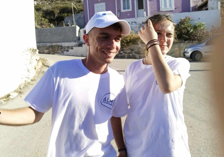 Ο Μανώλης και η Μαρία. Δυο νέοι άνθρωποι έσωσαν το χτυπημένο κουτάβι στην Κάρπαθο