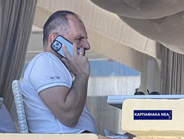 Τον υπ. Εξωτερικών Γιώργο Γεραπετρίτη "έπιασε" ο φακός στην Κάρπαθο!