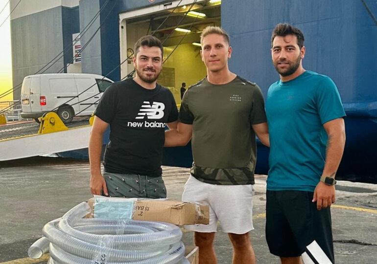 Αντλίες και μάνικες έδωσαν στους εθελοντές Πυροσβέστες που πάλεψαν με τη φωτιά στη Ν. Ρόδο από το Humanity Greece και τον Σύλλογο Απανταχού Δωδεκανησίων Νέων