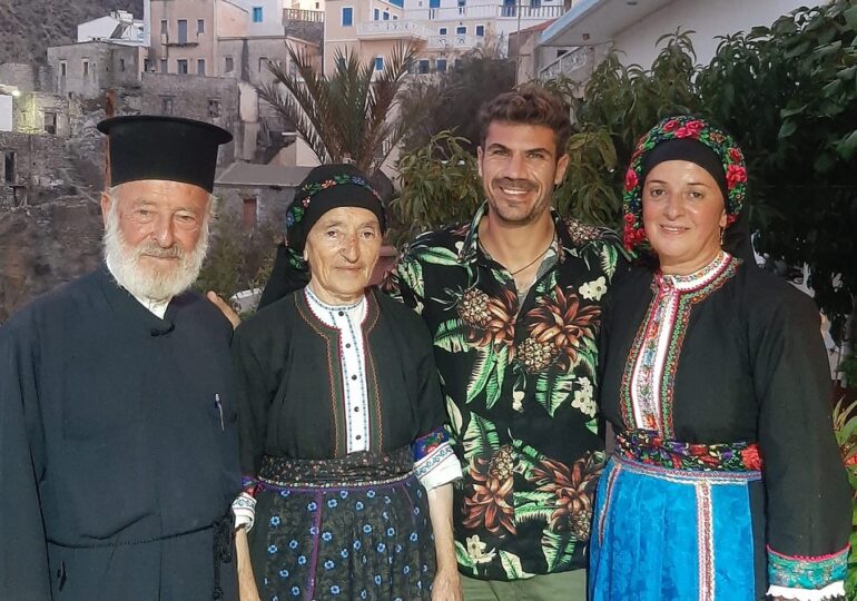 Στην Όλυμπο Καρπάθου μαγειρεύει ο Άκης Πετρετζίκης!