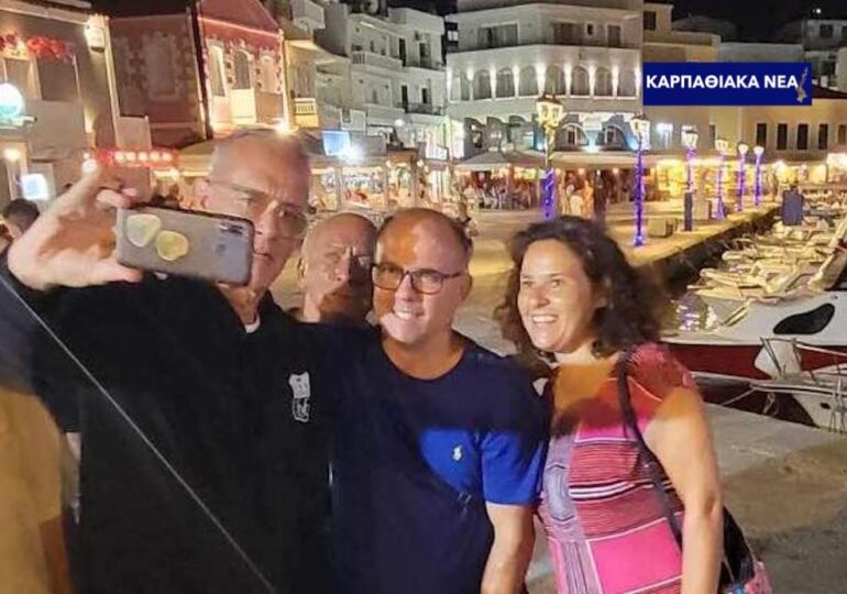 Οι Selfies που έβγαλε ο Tom Hanks με το κινητό των θαυμαστών του στην Κάρπαθο!