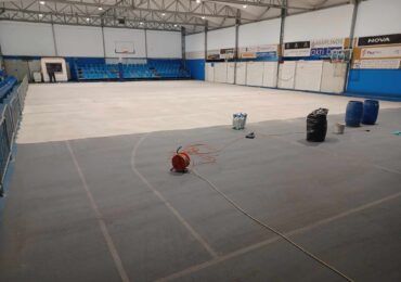 Ετοιμάζεται το παρκέ στο κλειστό γήπεδο μπάσκετ-βόλεϊ Καρπάθου