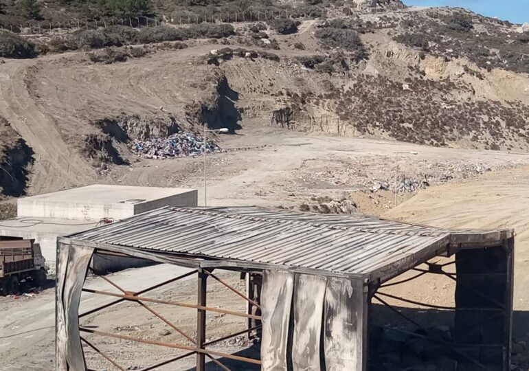 Κάρπαθος: Σκουπιδότοπος ξεφυτρώνει μέσα στον καμμένο σκουπιδότοπο!