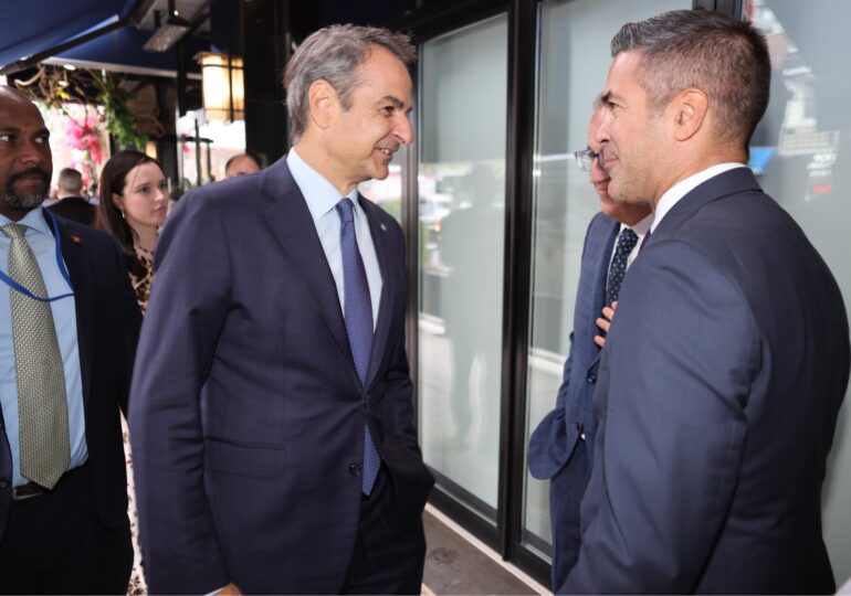 Ο συμπατριώτης μας, Δρ Νίκος Νισύριος, με τον Πρωθυπουργό στην ομογενειακή εκδήλωση στην Αστόρια