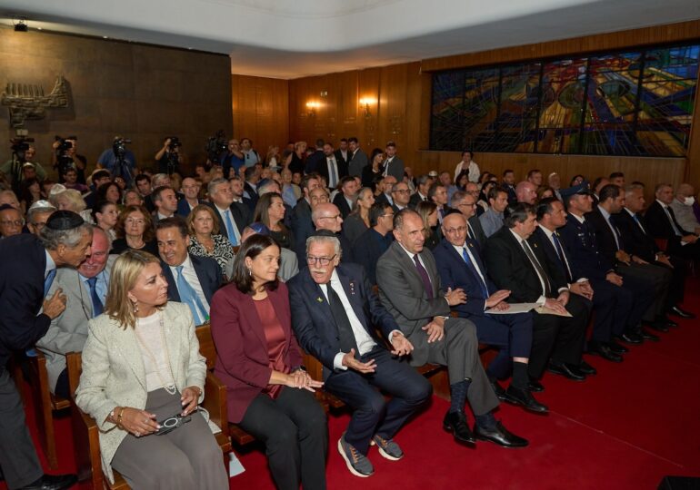 Ο Γιώργος Γεραπετρίτης στην εκδήλωση στη συναγωγή Αθηνών για τα θύματα της 7.10.23