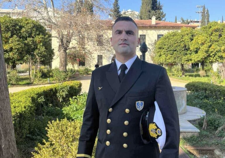 Πρώτος κατά σειράν στην τάξη του με βαθμό 91,12 στα 100, αποφοίτησε από τη ΣΧΟΛΗ ΝΑΥΤΙΚΩΝ ΔΟΚΙΜΩΝ ο εξ αγχιστείας συμπατριώτης μας Κώστας Στάθης, σύζυγος της Ευαγγελίας Εμμ. Λιορεΐση