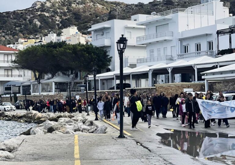 Κάρπαθος: Πλημμύρισε από κόσμο για τα αδικοχαμένα θύματα στα Τέμπη