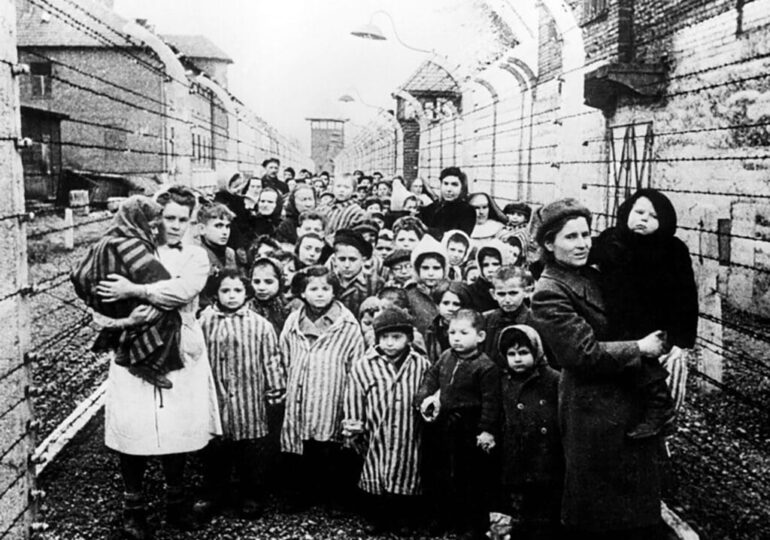80 χρόνια συμπληρώνονται σήμερα από την ημέρα της απελευθέρωσης του ναζιστικού στρατοπέδου συγκέντρωσης Αουσβιτς από τον σοβιετικό στρατό (27 Ιανουαρίου 1945) στην Πολωνία
