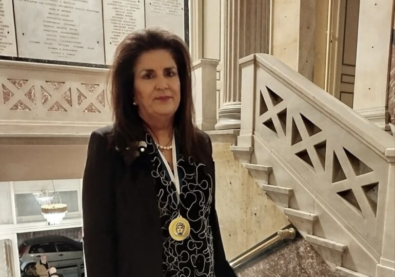 Ο Φιλολογικός σύλλογος Παρνασσός βράβευσε την συμπατριώτισσα μας, ποιήτρια Εύη Μελά Αλεξιάδη για το σύνολο του έργου της!