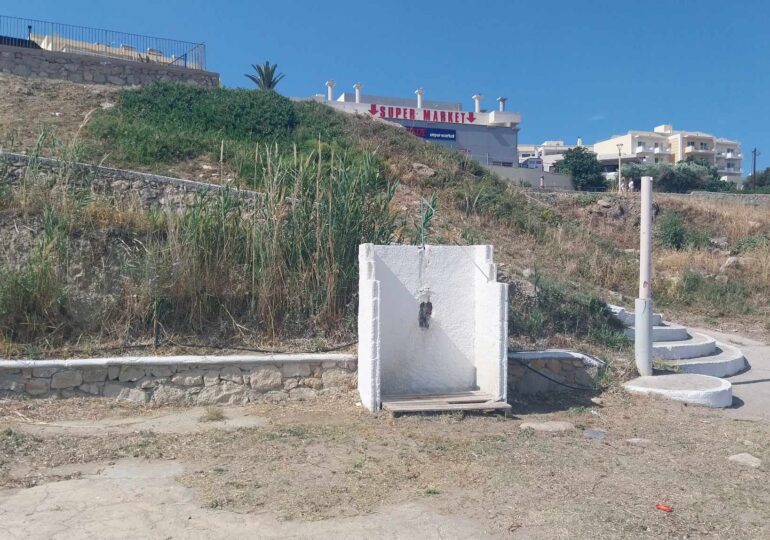 Ευαισθητοποιημένος τουρίστας ψάχνει τον κάδο και την ντουζιέρα στην παραλία στα Πηγάδια