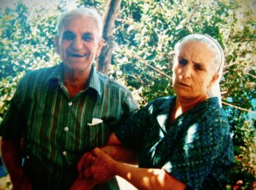 &Sigma;&tau;&omicron;&nu; &kappa;&alpha;&phi;&epsilon;&nu;έ &tau;&omicron;&upsilon; &Zeta;&alpha;&chi;ά&rho;&eta;, &delta;ί&pi;&lambda;&alpha; &sigma;&tau;&eta; &Beta;&alpha;&gamma;&gamma;&epsilon;&lambda;ί&sigma;&tau;&rho;&alpha; &sigma;&tau;&alpha; &Pi;&eta;&gamma;ά&delta;&iota;&alpha; &tau;&eta;&sigmaf; &Kappa;&alpha;&rho;&pi;ά&theta;&omicron;&upsilon;!