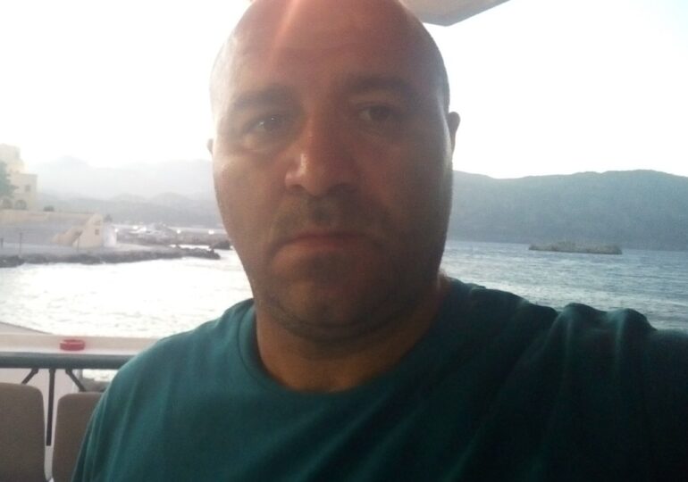 Δημόσια Διαμαρτυρία του Επιχειρηματία Μένη Μενεάκη για τις Εκδηλώσεις του Αυγούστου και η Ερημοποίηση των Πηγαδίων