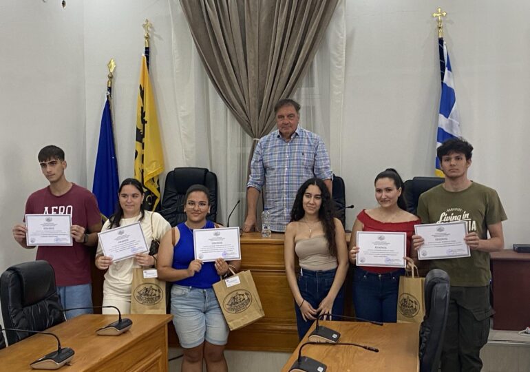 Βράβευση   των αποφοίτων  του Λυκείου   της Η.Ν. Κάσου  -  νεοεισαχθέντων  στην τριτοβάθμια εκπαίδευση 