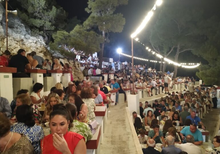 Η Παναγία Λαρνιώτισσα: Εσπερινός, Προσφορά και Ευλογία