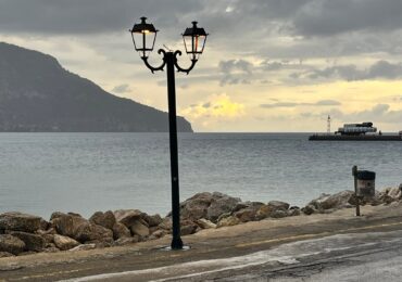ΚΑΡΠΑΘΙΑΚΗ ΈΝΩΣΗ: 3η μέρα αναμμένα τα φώτα στον παραλιακό δρόμο – και κανείς δεν έχει καταλάβει τίποτα