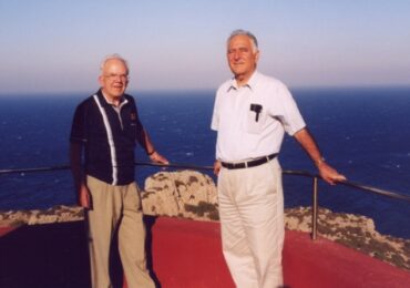 Μανώλης Κασσωτης: Οι Άγγλοι έρχονται στην Κάρπαθο (Also in English)
