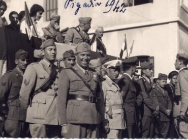 &Omicron; &Pi;ά&omicron;&lambda;&omicron; &Kappa;&rho;&omicron;&kappa;&iota;ά&nu;&tau;&iota;, &omicron; &Iota;&tau;&alpha;&lambda;ό&sigmaf; &pi;&omicron;&upsilon; έ&gamma;&iota;&nu;&epsilon; Podest&agrave; &sigma;&tau;&iota;&sigmaf; &Mu;&epsilon;&nu;&epsilon;&tau;έ&sigmaf; &kappa;&alpha;&iota; έ&phi;&upsilon;&gamma;&epsilon; &kappa;&upsilon;&nu;&eta;&gamma;&eta;&mu;έ&nu;&omicron;&sigmaf; &alpha;&pi;ό &tau;&eta;&nu; &Kappa;ά&rho;&pi;&alpha;&theta;&omicron;