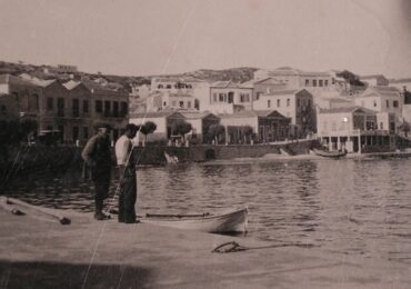 Μανώλης Κασσώτης: Τα ραδιόφωνα έρχονται στην Κάρπαθο (Also in English)