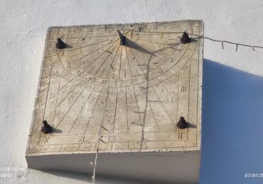 Το μοναδικό ηλιακό ρολόι στη Μεσαρά της Κρήτης φτιαγμένο από τον Καρπάθιο πρωτομάστορα Χρόνη Καλή!