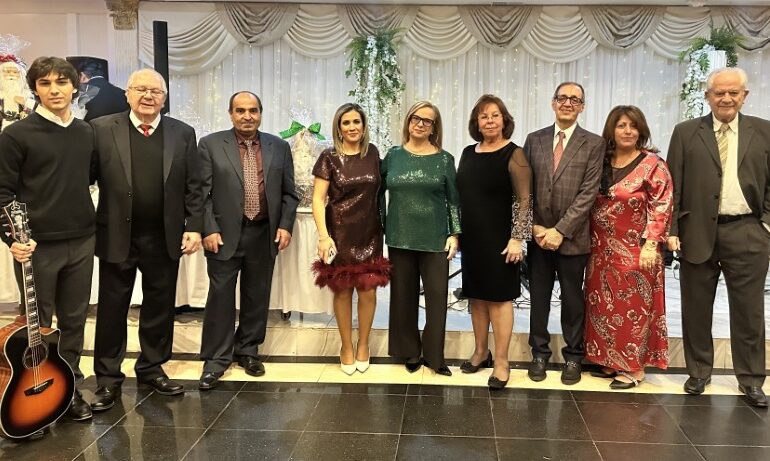 Μανώλης Κασσώτης: Κοσμοσυρροή στην κοπή της Πίτας του «Ποσειδώνα» (Also in English)