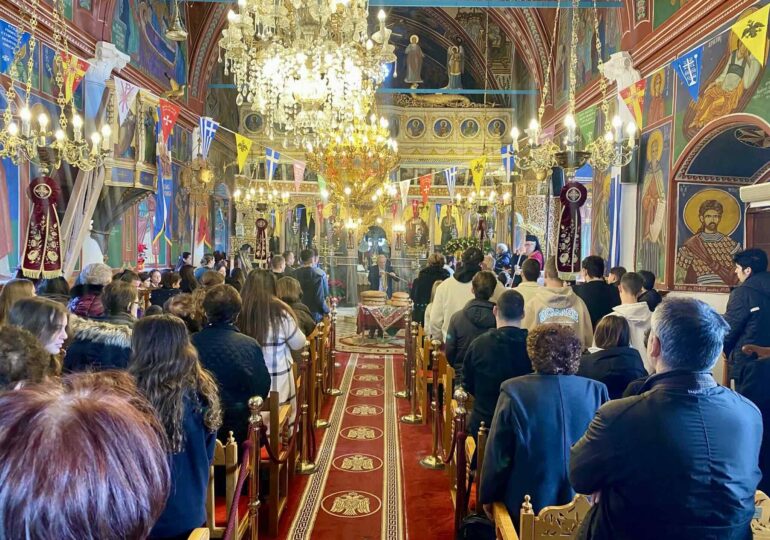Με ιδιαίτερη λαμπρότητα τιμήθηκε χθες η μνήμη των Αγίων Τριών Ιεραρχών στην Πνευματική και Εκπαιδευτική πρωτεύουσα της Καρπάθου