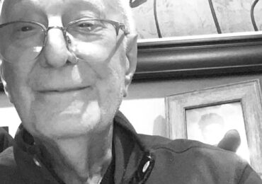 Μανώλης Κασσώτης: Αυτοί που φεύγουν, Γιάννης Καρακατσάνης (John Kallas)