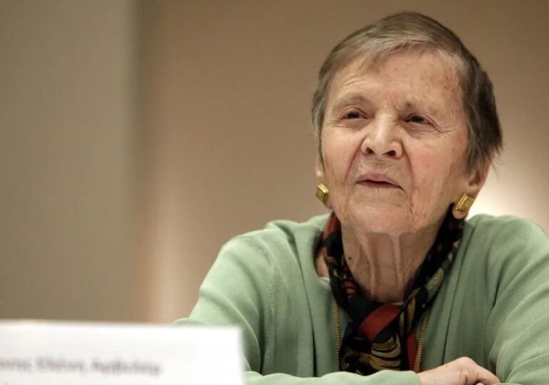 Η ΚΑΘΗΓΗΤΡΙΑ ΕΛΕΝΗ ΓΛΥΚΑΤΖΗ-ΑΡΒΕΛΕΡ ΣΕ ΔΙΕΘΝΕΣ ΛΑΟΓΡΑΦΙΚΟ ΣΥΝΕΔΡΙΟ ΣΤΗΝ ΚΑΡΠΑΘΟ (Ιούλιος 2004)