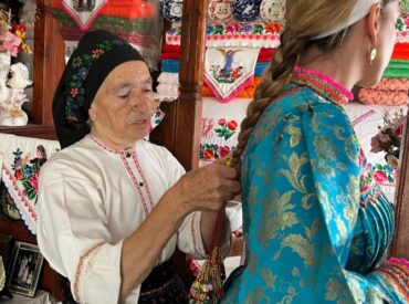 &laquo;&Rho;ί&xi;&epsilon; &tau;&alpha; &mu;&alpha;&lambda;&lambda;&iota;ά &sigma;&omicron;&upsilon; &pi;ί&sigma;&omega; &nu;&alpha; &sigma;&epsilon; &rsquo;&omega; &nu;&alpha; &sigma;&epsilon; &gamma;&nu;&omega;&rho;ί&sigma;&omega;&raquo; - &Gamma;&upsilon;&nu;&alpha;&iota;&kappa;&epsilon;ί&alpha; &mu;&alpha;&lambda;&lambda;&iota;ά: &Sigma;&upsilon;&mu;&beta;&omicron;&lambda;&iota;&kappa;έ&sigmaf; &kappa;&alpha;&iota; &kappa;&omicron;&iota;&nu;&omega;&nu;&iota;&kappa;έ&sigmaf; &delta;&iota;&alpha;&sigma;&tau;ά&sigma;&epsilon;&iota;&sigmaf; &sigma;&tau;&eta;&nu; Ό&lambda;&upsilon;&mu;&pi;&omicron; &Kappa;&alpha;&rho;&pi;ά&theta;&omicron;&upsilon;&nbsp;