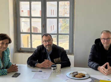 &Pi;&alpha;&rho;έ&mu;&beta;&alpha;&sigma;&eta; &tau;&omicron;&upsilon; &Kappa;&Kappa;&Epsilon; &sigma;&tau;&eta;&nu; &Kappa;ά&rho;&pi;&alpha;&theta;&omicron;: &nu;&epsilon;&rho;ό, &upsilon;&pi;&omicron;&delta;&omicron;&mu;έ&sigmaf; &kappa;&alpha;&iota; &alpha;&kappa;&rho;ί&beta;&epsilon;&iota;&alpha; &sigma;&tau;&omicron; &epsilon;&pi;ί&kappa;&epsilon;&nu;&tau;&rho;&omicron; &tau;&omega;&nu; &pi;&rho;&omicron;&beta;&lambda;&eta;&mu;ά&tau;&omega;&nu;