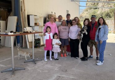 Η πιο τυχερή κοπή πίτας: Αγάπη, ελπίδα και μάτια γεμάτα εμπιστοσύνη