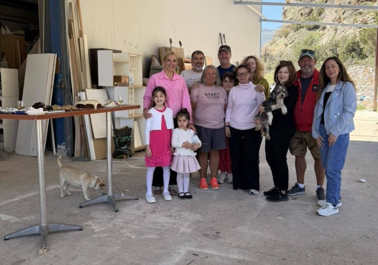 Η πιο τυχερή κοπή πίτας: Αγάπη, ελπίδα και μάτια γεμάτα εμπιστοσύνη