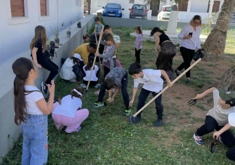 Η πλατεία του Επαρχείου Καρπάθου-ΗΝ Κάσου γέμισε παιδιά!