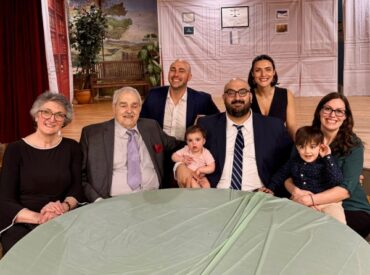 &Omicron; &Mu;&alpha;&nu;ώ&lambda;&eta;&sigmaf; &Kappa;&alpha;&sigma;&sigma;ώ&tau;&eta;&sigmaf; &gamma;&rho;ά&phi;&epsilon;&iota; &gamma;&iota;&alpha; &tau;&eta;&nu; &pi;&alpha;&rho;&omicron;&upsilon;&sigma;ί&alpha;&sigma;&eta; &tau;&omicron;&upsilon; &beta;&iota;&beta;&lambda;ί&omicron;&upsilon; &laquo;&Omicron;&iota; &Mu;&alpha;&nu;&tau;&iota;&nu;ά&delta;&epsilon;&sigmaf; &mu;&omicron;&upsilon;&raquo; &tau;&omicron;&upsilon; &Phi;&rho;ί&xi;&omicron;&upsilon; &Beta;ό&zeta;&omicron;&upsilon; (Also in English)