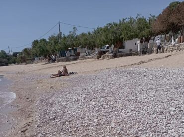 &Alpha;&mu;&mu;&omicron;&omega;&pi;ή: &Mu;&iota;&alpha; &kappa;&omicron;&rho;&upsilon;&phi;&alpha;ί&alpha; &pi;&alpha;&rho;&alpha;&lambda;ί&alpha; &tau;&eta;&sigmaf; &Kappa;&alpha;&rho;&pi;ά&theta;&omicron;&upsilon; &pi;&epsilon;&rho;&iota;&mu;έ&nu;&epsilon;&iota; &tau;&eta;&nu; &pi;&rho;&omicron;&epsilon;&tau;&omicron;&iota;&mu;&alpha;&sigma;ί&alpha; &tau;&eta;&sigmaf;
