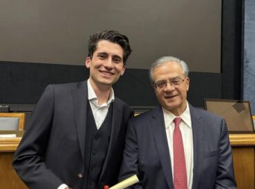 &Delta;ύ&omicron; &alpha;&delta;έ&lambda;&phi;&iota;&alpha;, &delta;ύ&omicron; &delta;&iota;&alpha;&delta;&rho;&omicron;&mu;έ&sigmaf; &alpha;&rho;&iota;&sigma;&tau;&epsilon;ί&alpha;&sigmaf;: &Sigma;&upsilon;&gamma;&chi;&alpha;&rho;&eta;&tau;ή&rho;&iota;&alpha; &sigma;&tau;&omicron;&nu; &Nu;ί&kappa;&omicron; &Mu;&alpha;&nu;&iota;ό &gamma;&iota;&alpha; &tau;&eta;&nu; &epsilon;&iota;&sigma;&alpha;&gamma;&omega;&gamma;ή &tau;&omicron;&upsilon; &sigma;&tau;&eta; &Nu;&omicron;&mu;&iota;&kappa;ή