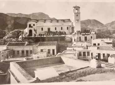 Un giorno alla volta &ndash; Diario di prigionia (1943-1945): &Mu;&nu;ή&mu;&eta;, &pi;ό&lambda;&epsilon;&mu;&omicron;&sigmaf; &kappa;&alpha;&iota; &omicron;&iota; &sigma;&kappa;&iota;έ&sigmaf; &tau;&omega;&nu; &Mu;&epsilon;&nu;&epsilon;&tau;ώ&nu; &Kappa;&alpha;&rho;&pi;ά&theta;&omicron;&upsilon;